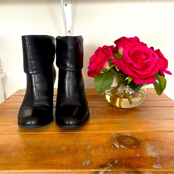 BCBG black Ankle Bootie (size 6)🌹 - Picture 2 of 12